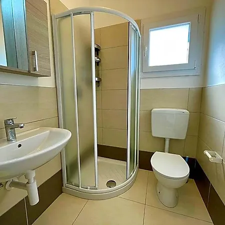 Beautiful One-storey Building For 6 People *